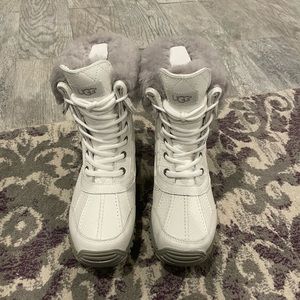 NIB UGG Adirondack ll quilted white snow boots